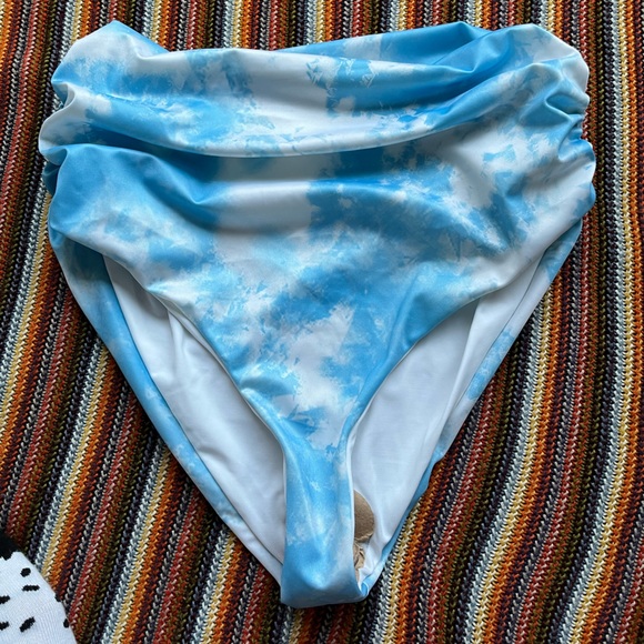 Noise High-Rise Cloud Print Bikini - Picture 4 of 5